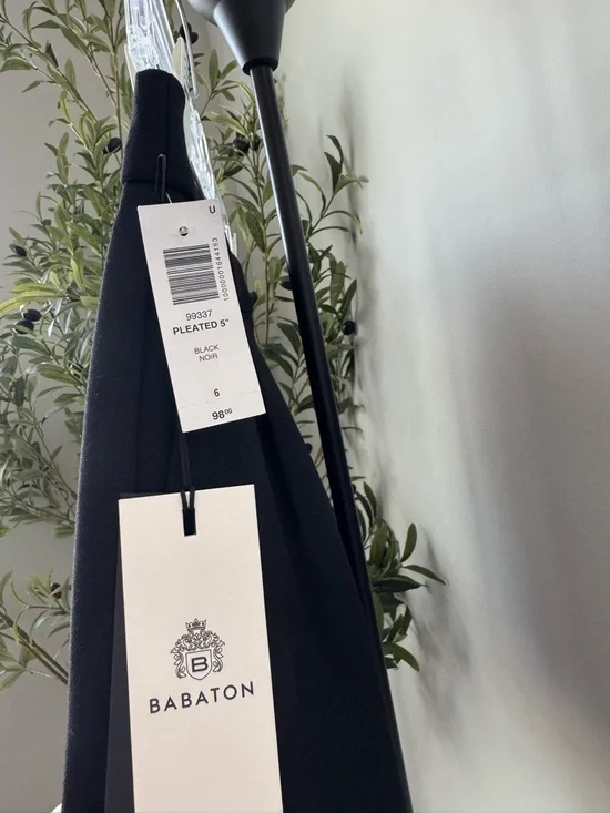 Aritzia Babaton Pleated Mid Thigh Short Size 6 - Picture 7 of 8